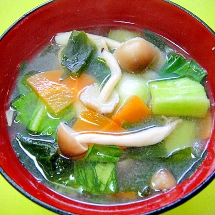 チンゲン菜としめじワカメ人参の味噌汁